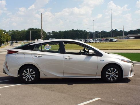 Used 2021 Toyota Prius Prime XLE image 22
