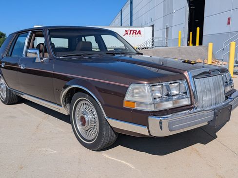 Used 1987 Lincoln Continental Signature RWD image 21