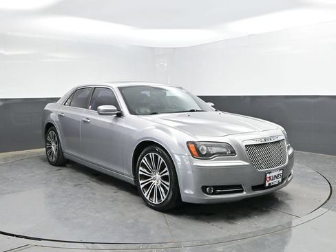 Used 2014 Chrysler 300 S RWD image 6