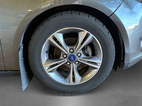 Used 2018 Ford Focus SE w/ SE Appearance Package FWD image 19