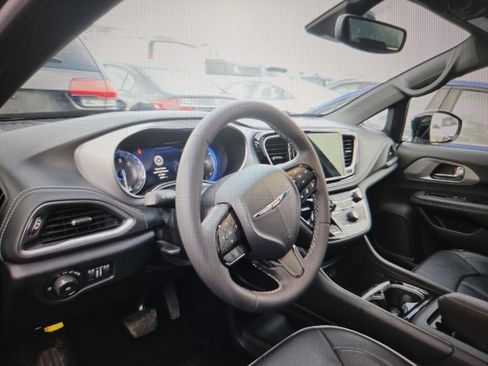 Used 2025 Chrysler Pacifica Limited image 7