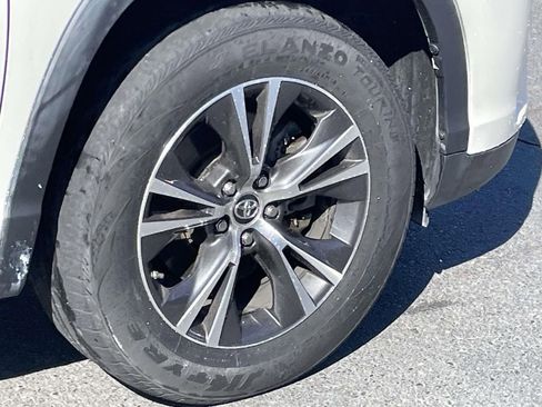 Used 2019 Toyota Highlander LE image 28