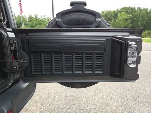 Used 2020 Jeep Wrangler Unlimited Sahara w/ Dual Top Group AWD/4WD image 39