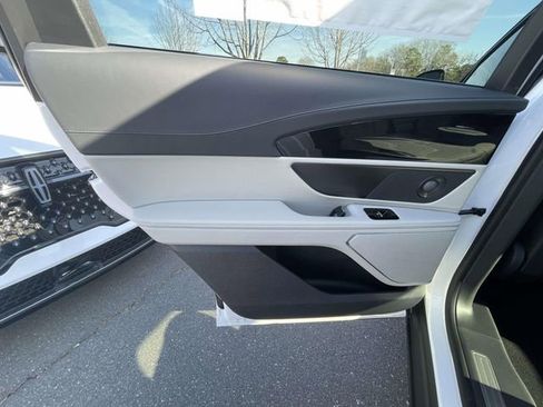 New 2026 Lincoln Nautilus Reserve image 8