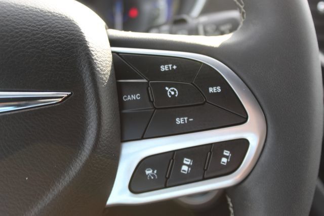 Used 2025 Chrysler Pacifica Select FWD image 15