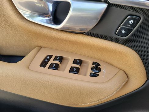 Used 2017 Volvo XC90 T6 Momentum w/ Vision Package image 24