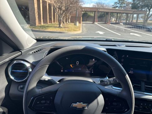 Used 2025 Chevrolet Trax LT image 29