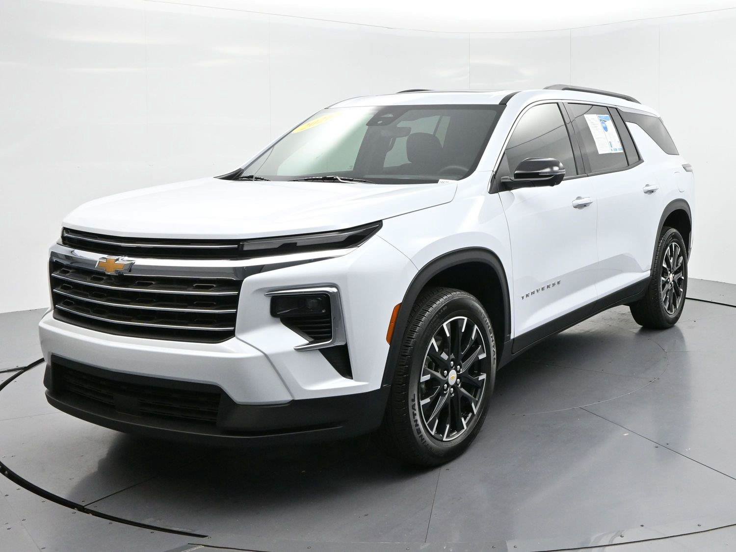 Used 2026 Chevrolet Traverse LT w/ Sun and Wheel Package FWD image 3