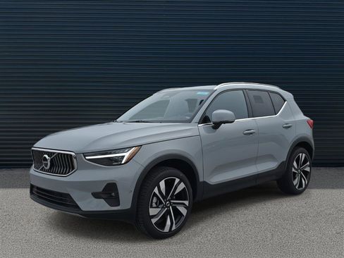 Used 2025 Volvo XC40 B5 Plus w/ Climate Package image 1