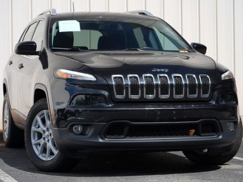 Used 2016 Jeep Cherokee Latitude w/ Cold Weather Group AWD/4WD image 2