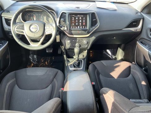 Used 2017 Jeep Cherokee Latitude image 3