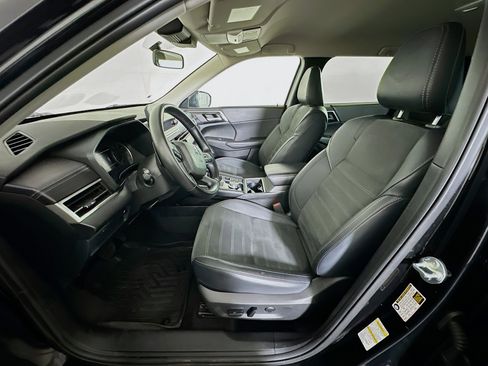 Used 2024 Mitsubishi Outlander SE image 13