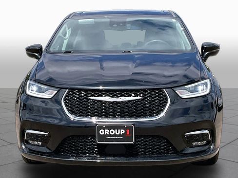 Used 2023 Chrysler Pacifica Touring-L FWD image 4