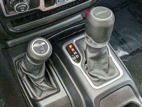Used 2021 Jeep Gladiator Sport AWD/4WD image 17