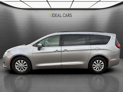 Used 2017 Chrysler Pacifica Touring-L FWD image 8