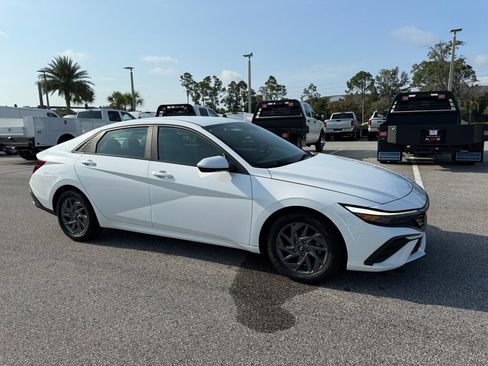 Used 2024 Hyundai Elantra SEL FWD image 1
