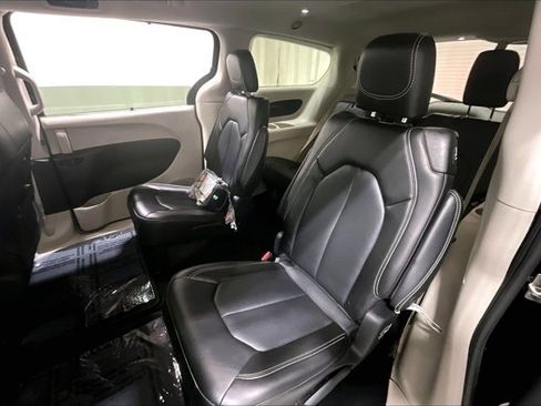 Used 2024 Chrysler Pacifica Touring-L image 26