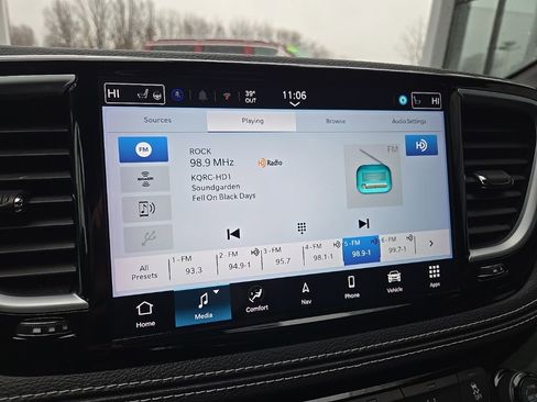 Used 2025 Chrysler Pacifica Limited image 48