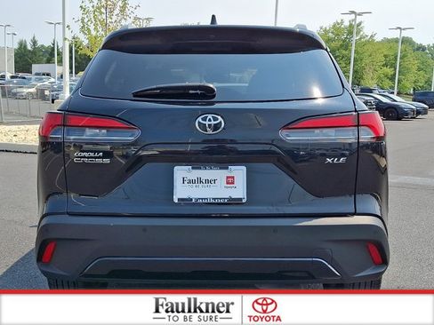 Certified 2025 Toyota Corolla Cross XLE FWD image 5