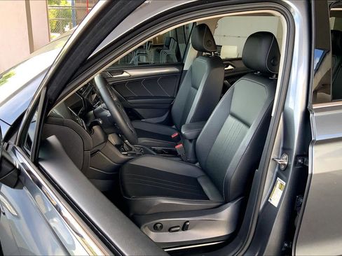 Used 2023 Volkswagen Tiguan SE w/ Panoramic Sunroof Package FWD image 9