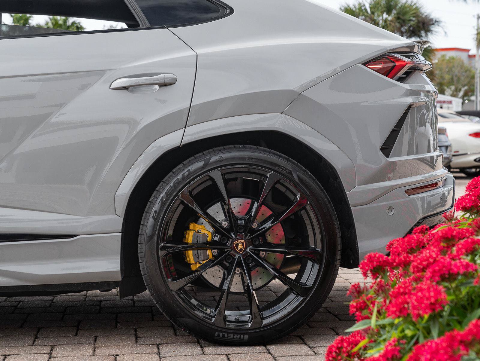 Used 2022 Lamborghini Urus AWD/4WD image 22