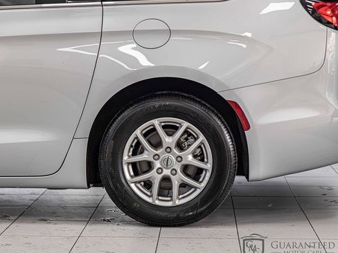 Used 2024 Chrysler Pacifica Touring-L FWD image 8