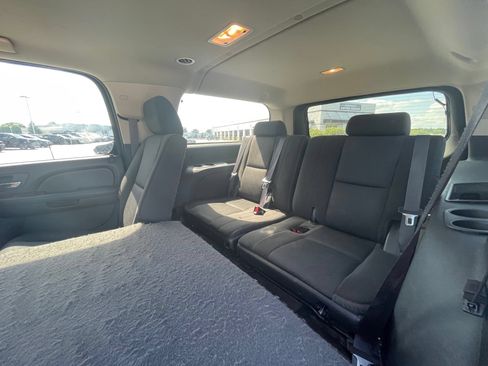 Used 2014 Chevrolet Suburban LS RWD image 13