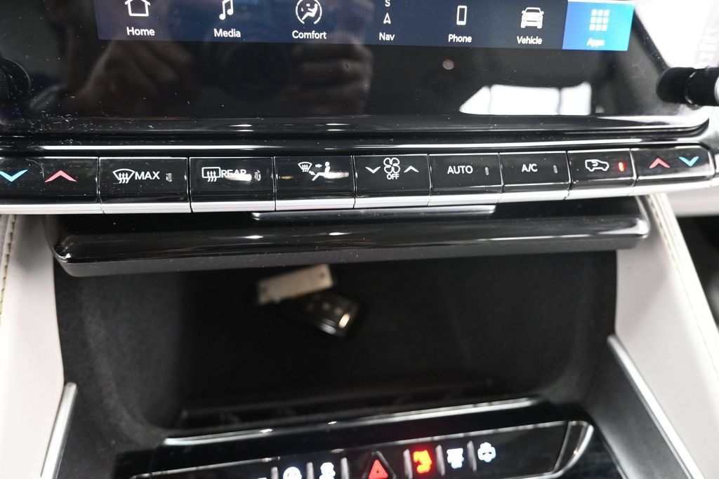 Used 2022 Jeep Wagoneer Series I AWD/4WD image 32