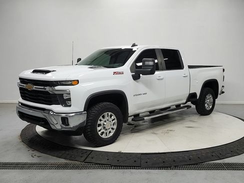 Used 2024 Chevrolet Silverado 2500 LT AWD/4WD image 3