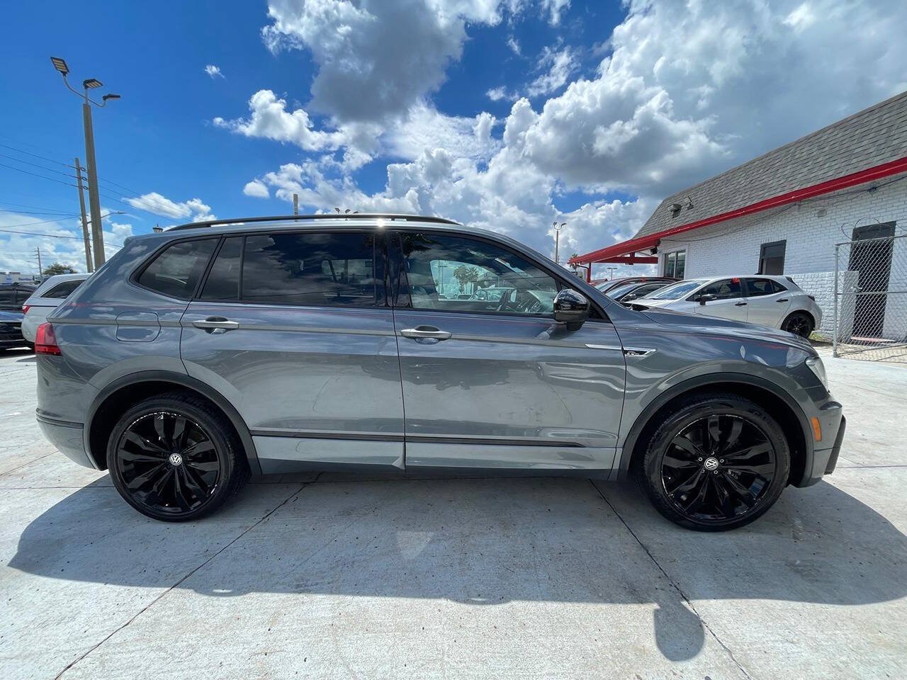 Used 2021 Volkswagen Tiguan SE R-Line FWD image 4
