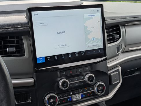 Used 2024 Ford Expedition XLT image 18