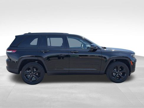 Used 2023 Jeep Grand Cherokee Altitude AWD/4WD image 13