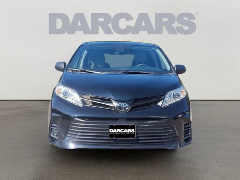 Used 2020 Toyota Sienna L image 2