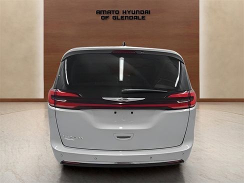 Used 2024 Chrysler Pacifica Touring-L image 5