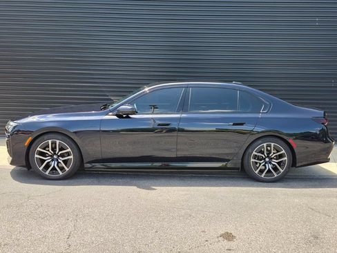 Used 2025 BMW i7 xDrive60 AWD/4WD image 2