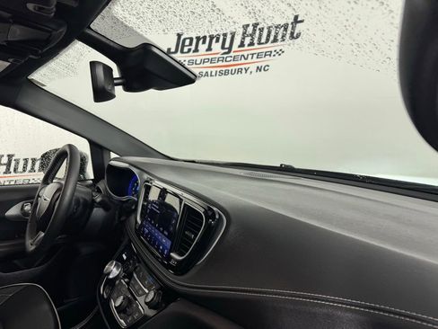 Used 2025 Chrysler Pacifica Limited image 28