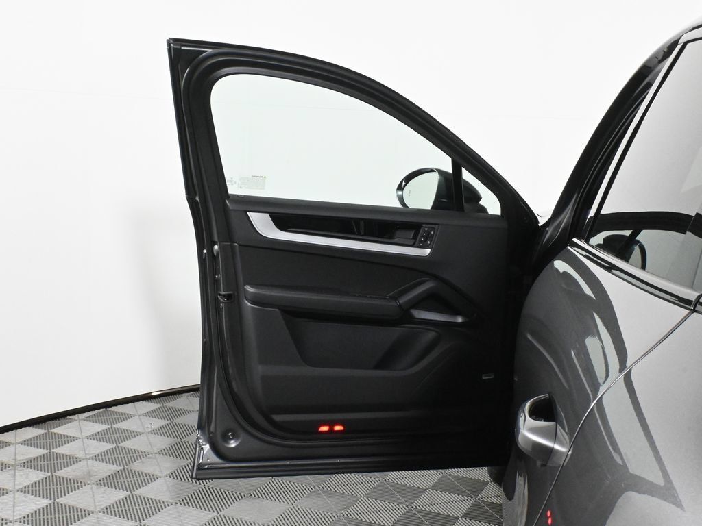 Used 2026 Porsche Cayenne Coupe AWD/4WD image 31