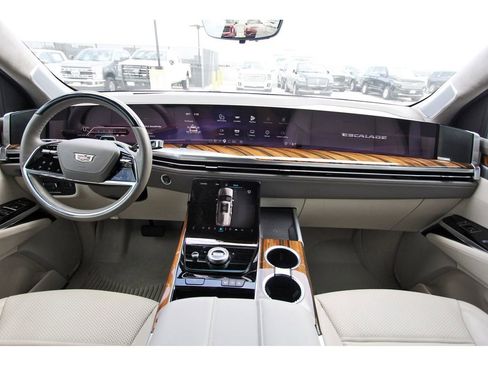 Certified 2025 Cadillac Escalade Sport Platinum w/ LPO, Floor Liner Package AWD/4WD image 9