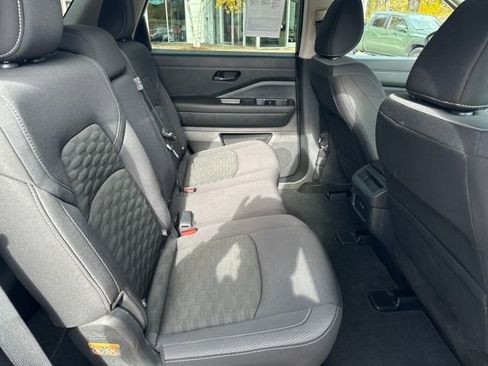 Used 2024 Nissan Pathfinder S image 25