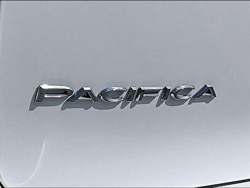 Used 2023 Chrysler Pacifica Touring-L FWD image 29