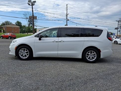 Used 2024 Chrysler Pacifica Touring-L FWD image 8