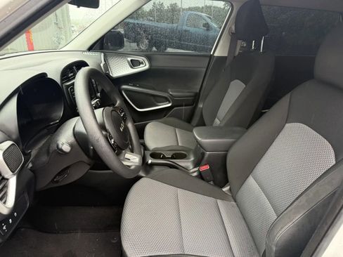 Used 2023 Kia Soul LX FWD image 8