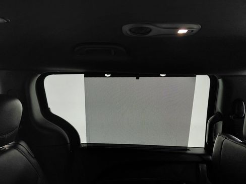 Used 2025 Chrysler Pacifica Select image 5