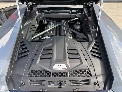 Used 2021 Lamborghini Huracan EVO image 36