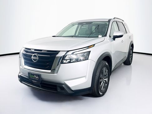 Used 2025 Nissan Pathfinder SV FWD image 3