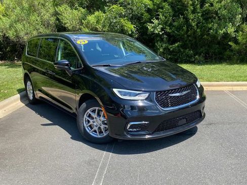 Used 2024 Chrysler Pacifica Touring-L FWD image 1