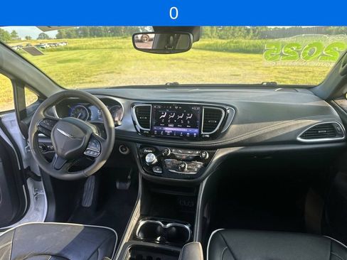 Used 2025 Chrysler Pacifica Limited FWD image 29