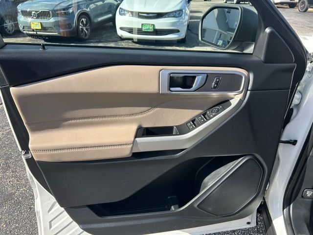 Used 2021 Ford Explorer XLT w/ Equipment Group 202A AWD/4WD image 16