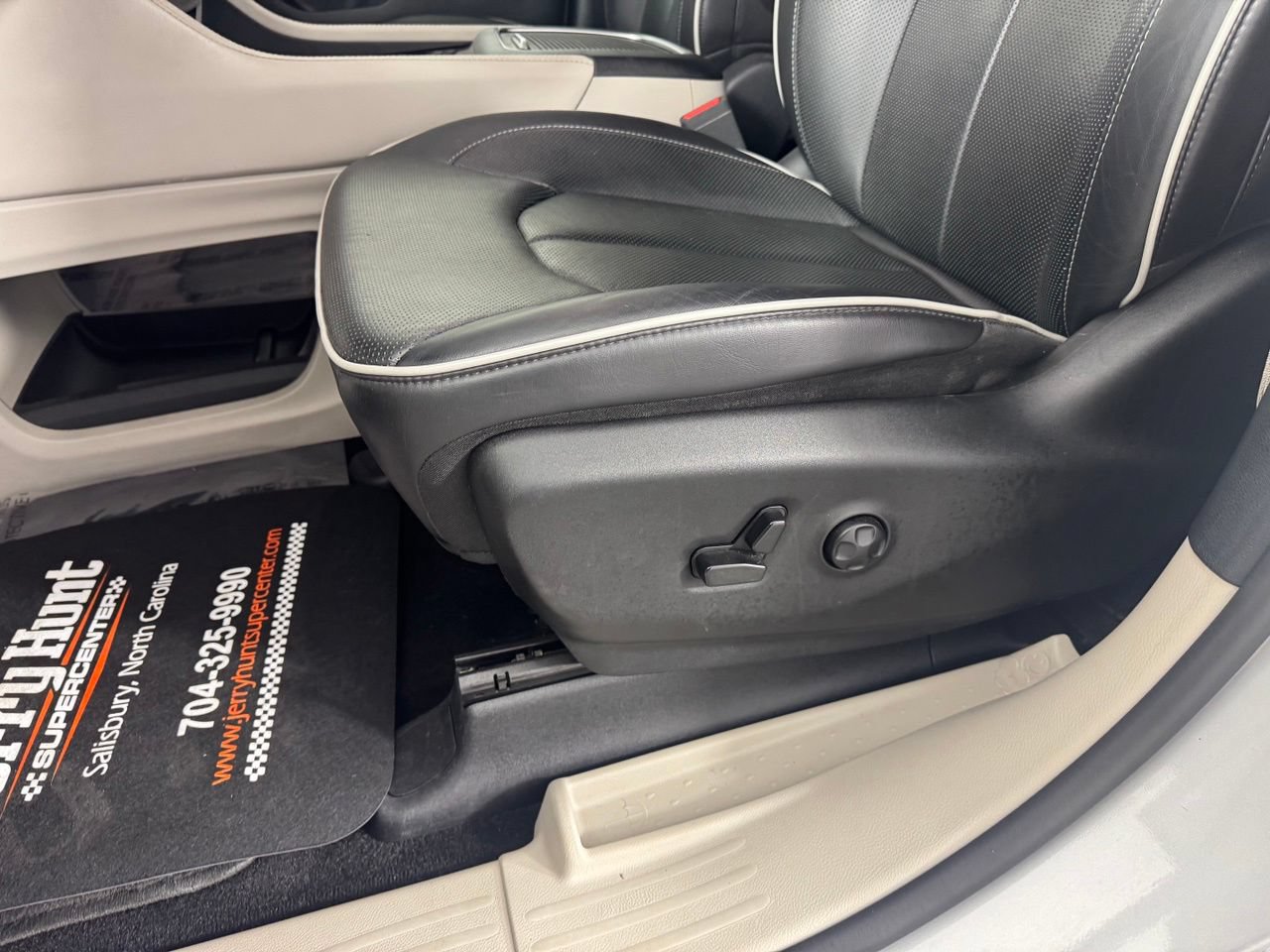 Used 2024 Chrysler Pacifica Limited FWD image 11