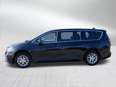 Used 2023 Chrysler Pacifica Touring-L image 4